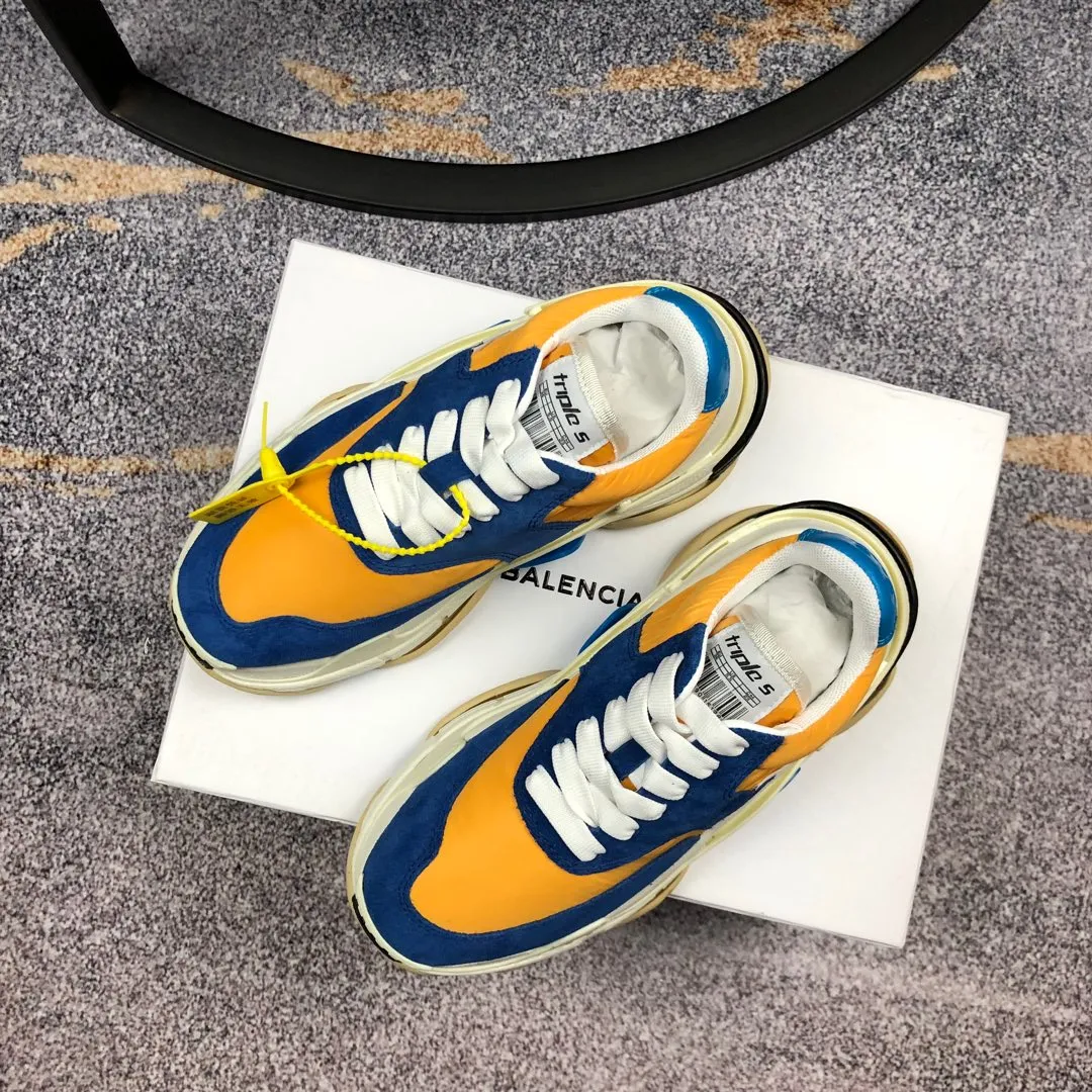 👟👟Ex-factory price 800👟👟 Balenciaga second generation 17 colors🖤 Balenciaga Triple-s Balenciaga-dad shoes. The world’s most popular retro jogging shoes 🔥. 🔺Retro distressed craftsmanship ~ original combination sole, heavy craftsmanship, not a low-end 2-layer combination sole! The upper is made of imported parachute cloth spliced ​​with nubuck matte, priced at 24 yuan per foot, which is different from the ordinary canvas on the market! The back is covered with cowhide high-frequency embossing! ⚠️When purchasing authentic products at the counter, I specifically asked the clerk about the materials. Size: 35-41 yards, men’s size 39-45, matching cloth bag, shoelaces, complete certificate of certification/men’s model will be notified later.